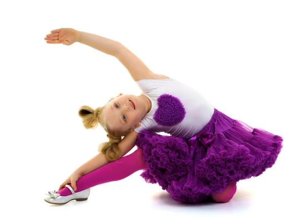 Die Kleine Turnerin Führt Ein Akrobatisches Element Boden Auf — Stockfoto