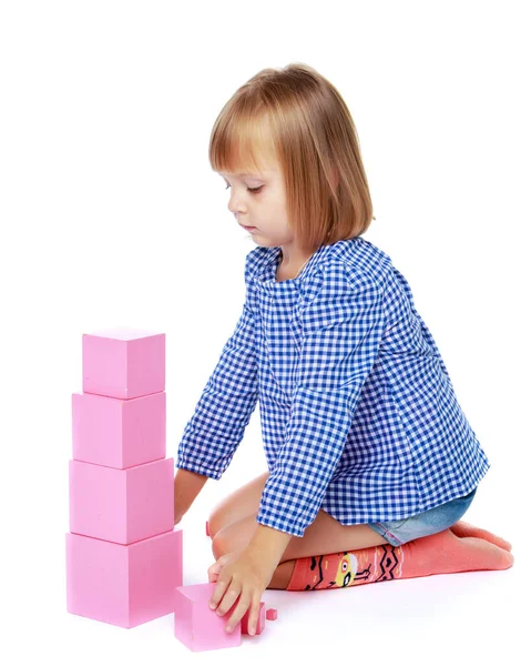 Anaokulunda Montessori Küçük Bir Kız Oynuyor — Stok fotoğraf