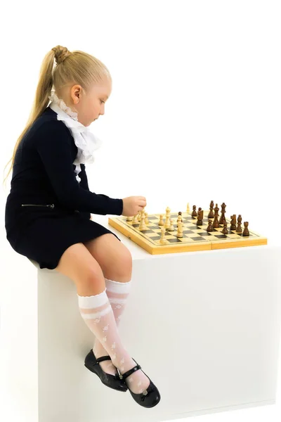 Satranç Oynayan Küçük Kız Beyaz Arka Planda Yalıtılmış — Stok fotoğraf