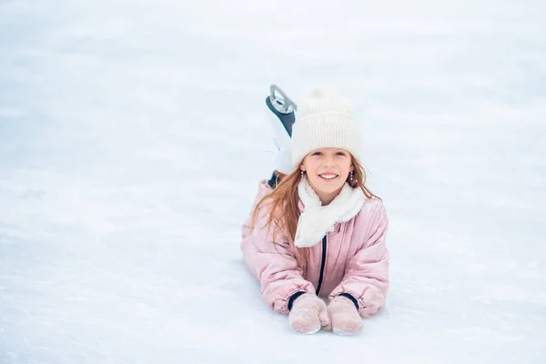 Karda Güneşli Kış Günü Küçük Sevimli Kız Portresi — Stok fotoğraf