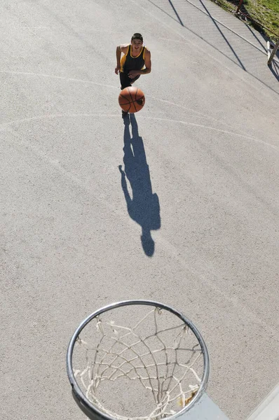 ストリートバスケットボールをする男 — ストック写真