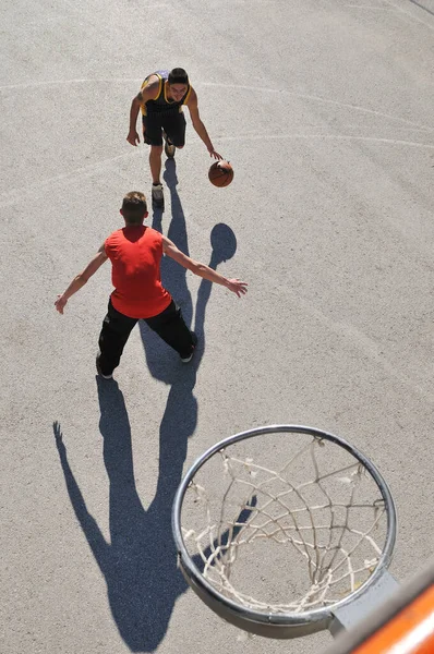 Mannen Spelen Straat Basketbal — Stockfoto