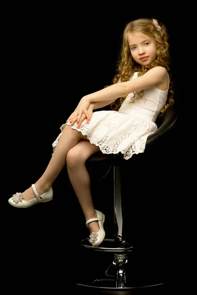 Küçük Kız Bir Sandalyede Oturuyor — Stok fotoğraf