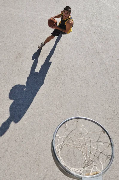 Мужчина Играет Уличный Баскетбол — стоковое фото