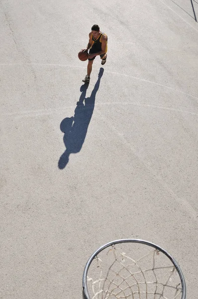 Mann Spielt Streetbasketball — Stockfoto