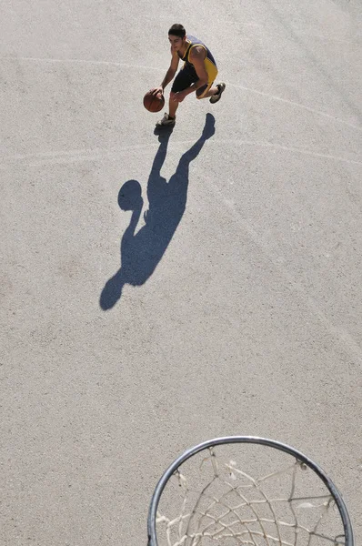 Sokak Basketbolu Oynayan Adam — Stok fotoğraf