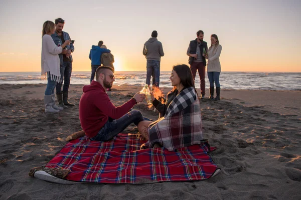 Paar Genießt Mit Freunden Den Sonnenuntergang Strand — Stockfoto