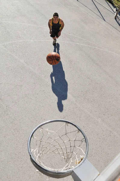 Άνθρωπος Που Παίζει Μπάσκετ Του Δρόμου — Φωτογραφία Αρχείου
