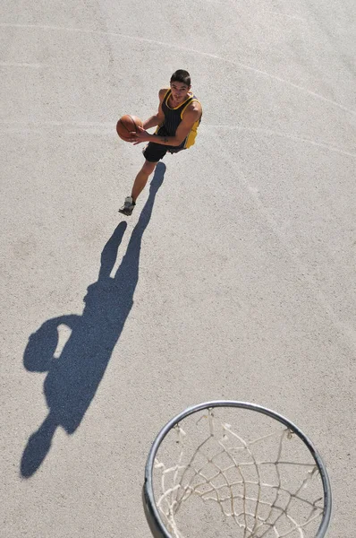 Hombre Jugando Baloncesto Callejero — Foto de Stock