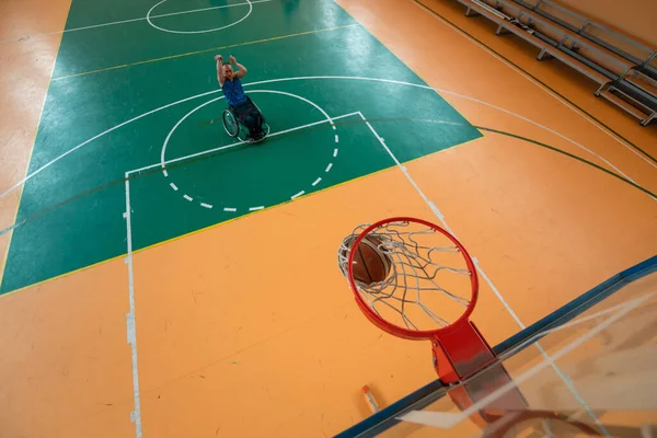 Вид Зверху Фото Ветерана Війни Який Грає Баскетбол Сучасній Спортивній — стокове фото