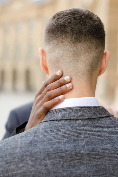 首に黒い肌の手を持つ黒人男性のバックビュー写真 — ストック写真