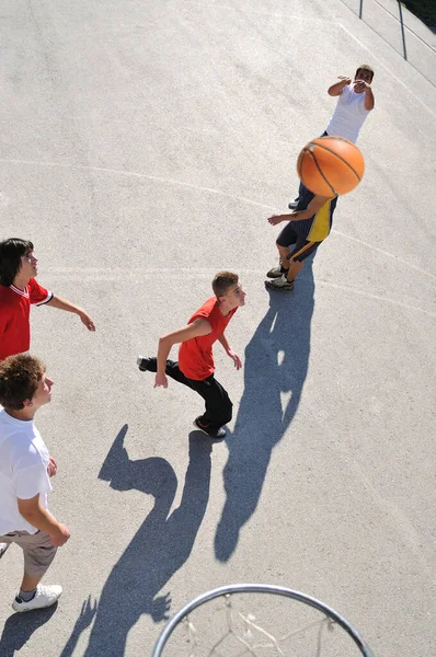 Мужчины Игры Улица Баскетбол — стоковое фото