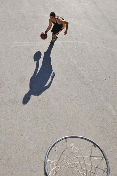 Чоловік Грає Вуличний Баскетбол — стокове фото