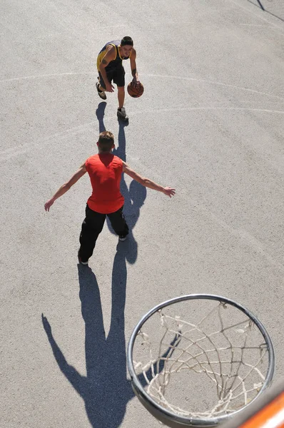 Άνδρες Παίζουν Μπάσκετ Του Δρόμου — Φωτογραφία Αρχείου
