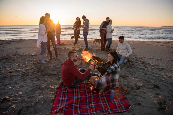 Paar Genießt Mit Freunden Strand Bei Sonnenuntergang — Stockfoto