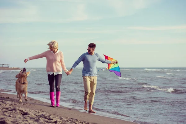 Счастливая Пара Проводящая Время Вместе Пляже — стоковое фото