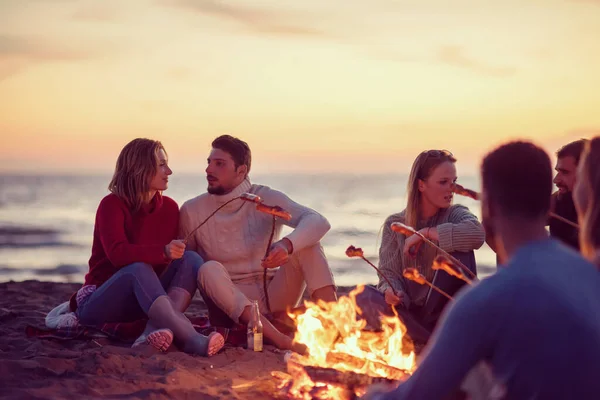 Grupo Jóvenes Amigos Sentados Junto Fuego Playa —  Fotos de Stock