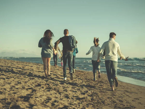 Grupo Amigos Corriendo Playa Durante Día Otoño —  Fotos de Stock