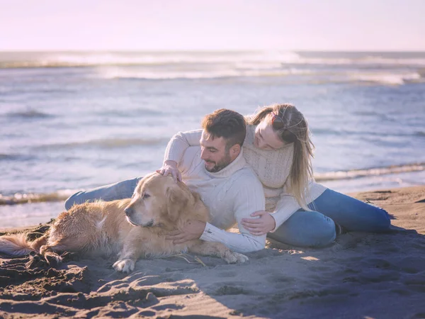 Paar Met Hond Genieten Van Tijd Het Strand — Stockfoto