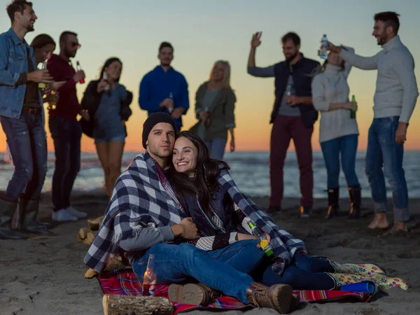 Paar Genießt Mit Freunden Den Sonnenuntergang Strand — Stockfoto