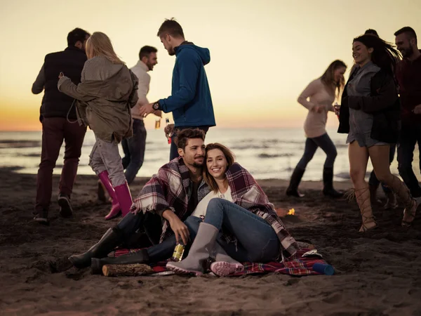 Paar Genieten Met Vrienden Bij Zonsondergang Het Strand — Stockfoto