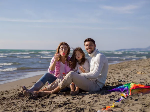Genç aile, sonbahar günü tatilin tadını çıkarıyor.