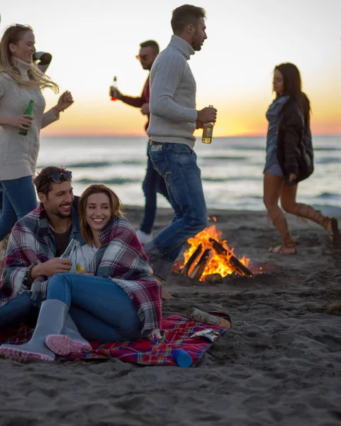 Couple Enjoying Friends Beach Sunset — Stock Photo, Image