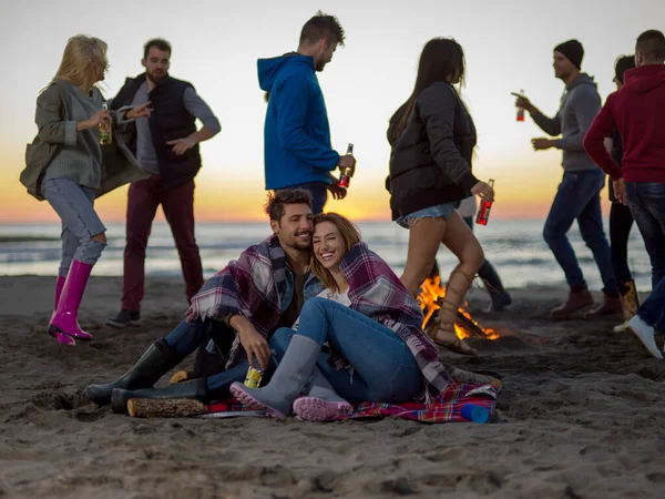 Pareja Disfrutando Con Amigos Playa Atardecer — Foto de Stock