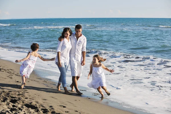 Glückliche Junge Familie Hat Spaß Strand — Stockfoto