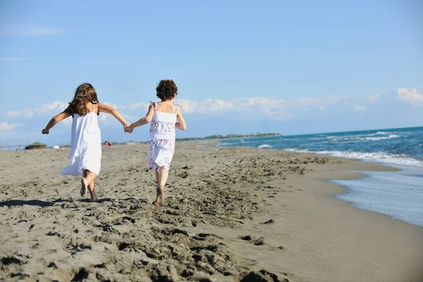Süße Kleine Mädchen Laufen Strand — Stockfoto