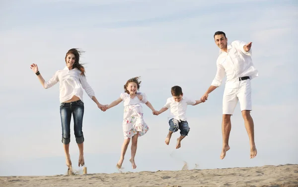 Feliz Jovem Família Divertir Praia Pôr Sol — Fotografia de Stock