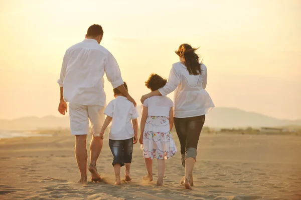 Šťastná Mladá Rodina Bavit Pláži Při Západu Slunce — Stock fotografie