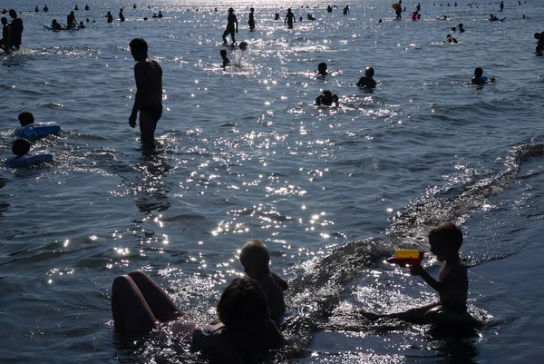 Persone Che Nuotano Nel Mare Blu — Foto Stock