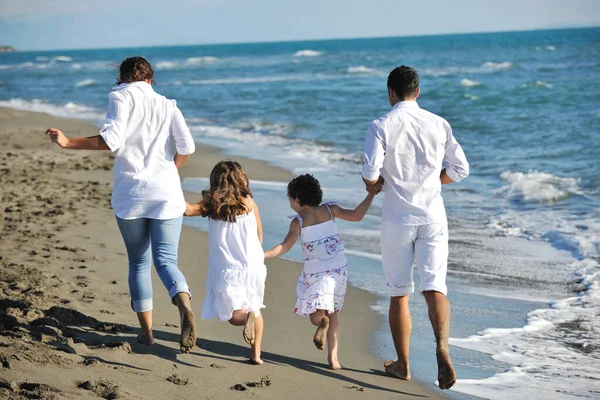Šťastná Mladá Rodina Bavte Pláži — Stock fotografie