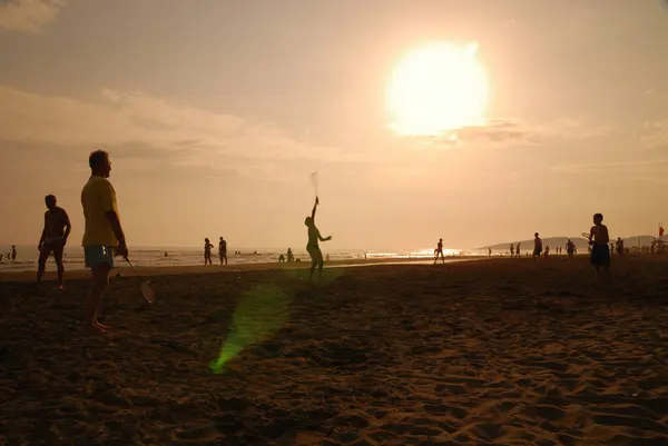 Silhouette Persone Sulla Spiaggia — Foto Stock