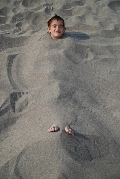 Gelukkige Kinderen Begraven Zand — Stockfoto