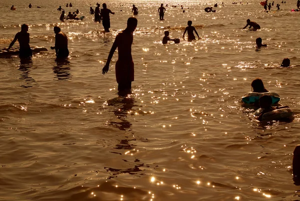 Silhouet Van Mensen Het Water — Stockfoto