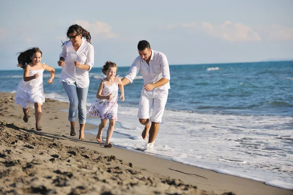 Šťastná Mladá Rodina Bavte Pláži — Stock fotografie