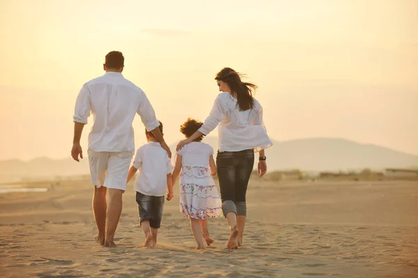 Šťastná Mladá Rodina Bavit Pláži Při Západu Slunce — Stock fotografie