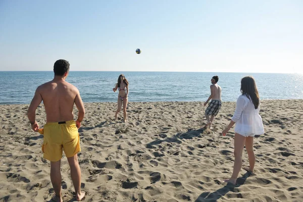 Grupo Jovens Divertir Jogar Vôlei Praia — Fotografia de Stock