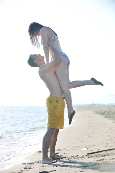 Šťastný Mladý Pár Mají Romantický Čas Pláži — Stock fotografie