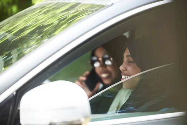 Арабские Женщины Путешествуют Автомобиле — стоковое фото