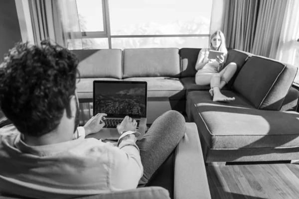 Couple Relaxing Home Using Tablet Laptop Computers — Stock Photo, Image