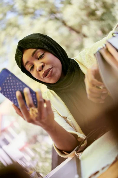 Mujer Africana Usando Teléfono Inteligente Con Ropa Islámica Tradicional —  Fotos de Stock