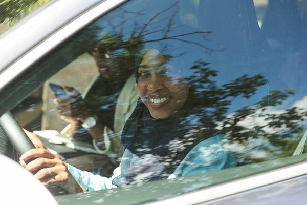 Арабська Жінка Подорожує Автомобілем — стокове фото