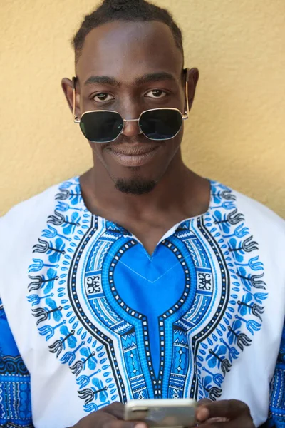 Geleneksel Kıyafetler Giyen Gülümseyen Genç Bir Afrikalı Nın Portresi — Stok fotoğraf