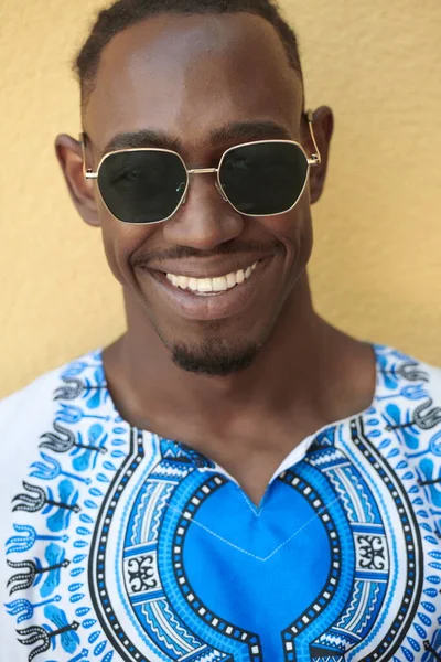 Portret Van Een Lachende Jonge Afrikaanse Man Die Traditioneel Kleren — Stockfoto