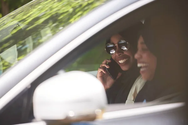 Arabisch Vrouw Paar Reizen Met Auto — Stockfoto
