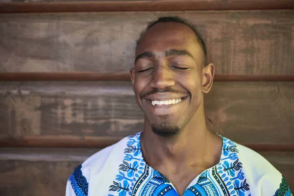 Portrét Usmívajícího Mladého Afričana Oblečeného Tradičně — Stock fotografie