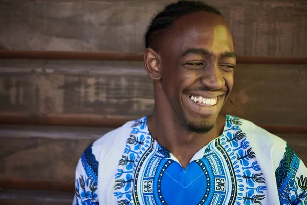 笑顔の若いアフリカ人男性が伝統的な服を着て — ストック写真